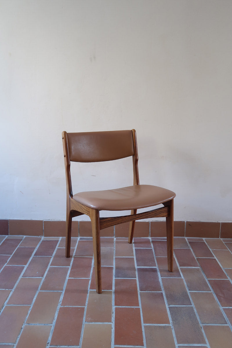Lot de 6 chaises design danois en teck avec assise camel et dossier courbé, esprit Erik Buch.