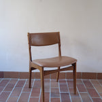 Lot de 6 chaises design danois en teck avec assise camel et dossier courbé, esprit Erik Buch.