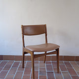 Lot de 6 chaises design danois en teck avec assise camel et dossier courbé, esprit Erik Buch.