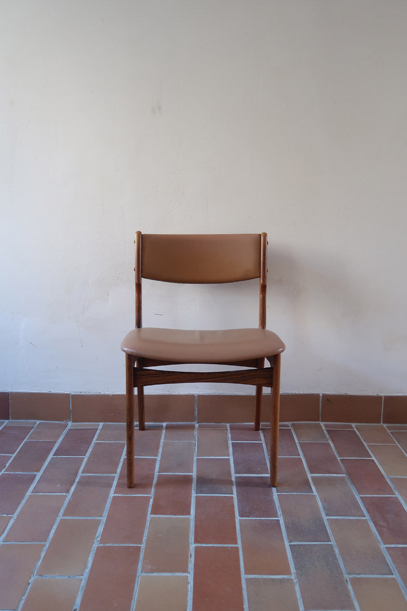 Lot de 6 chaises design danois en teck avec assise camel et dossier courbé, esprit Erik Buch.