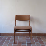 Lot de 6 chaises design danois en teck avec assise camel et dossier courbé, esprit Erik Buch.