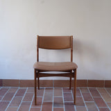 Lot de 6 chaises design danois en teck avec assise camel et dossier courbé, esprit Erik Buch.