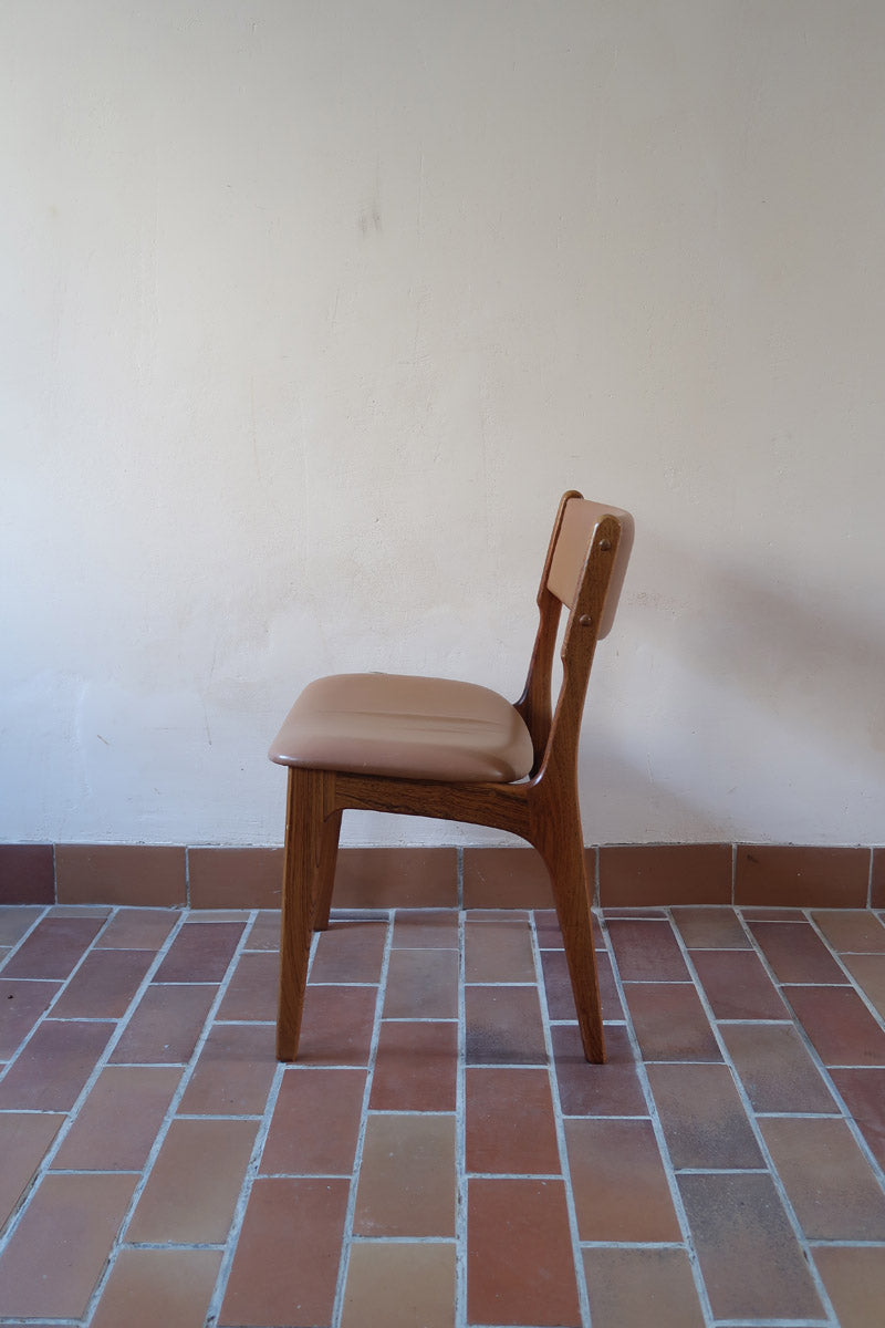 Lot de 6 chaises design danois en teck avec assise camel et dossier courbé, esprit Erik Buch.