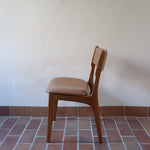Lot de 6 chaises design danois en teck avec assise camel et dossier courbé, esprit Erik Buch.