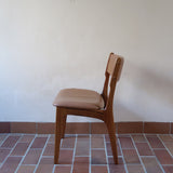 Lot de 6 chaises design danois en teck avec assise camel et dossier courbé, esprit Erik Buch.