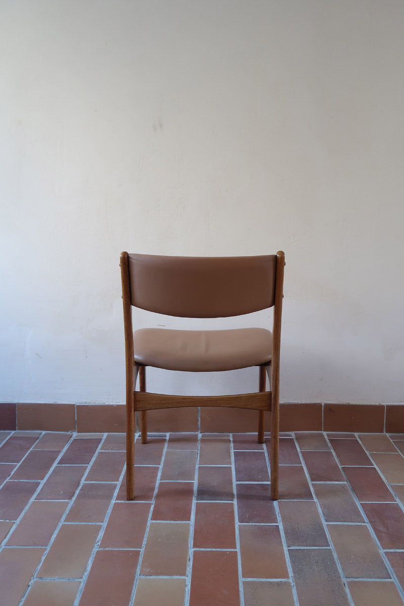 Lot de 6 chaises design danois en teck avec assise camel et dossier courbé, esprit Erik Buch.