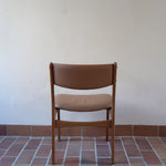 Lot de 6 chaises design danois en teck avec assise camel et dossier courbé, esprit Erik Buch.