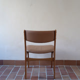 Lot de 6 chaises design danois en teck avec assise camel et dossier courbé, esprit Erik Buch.