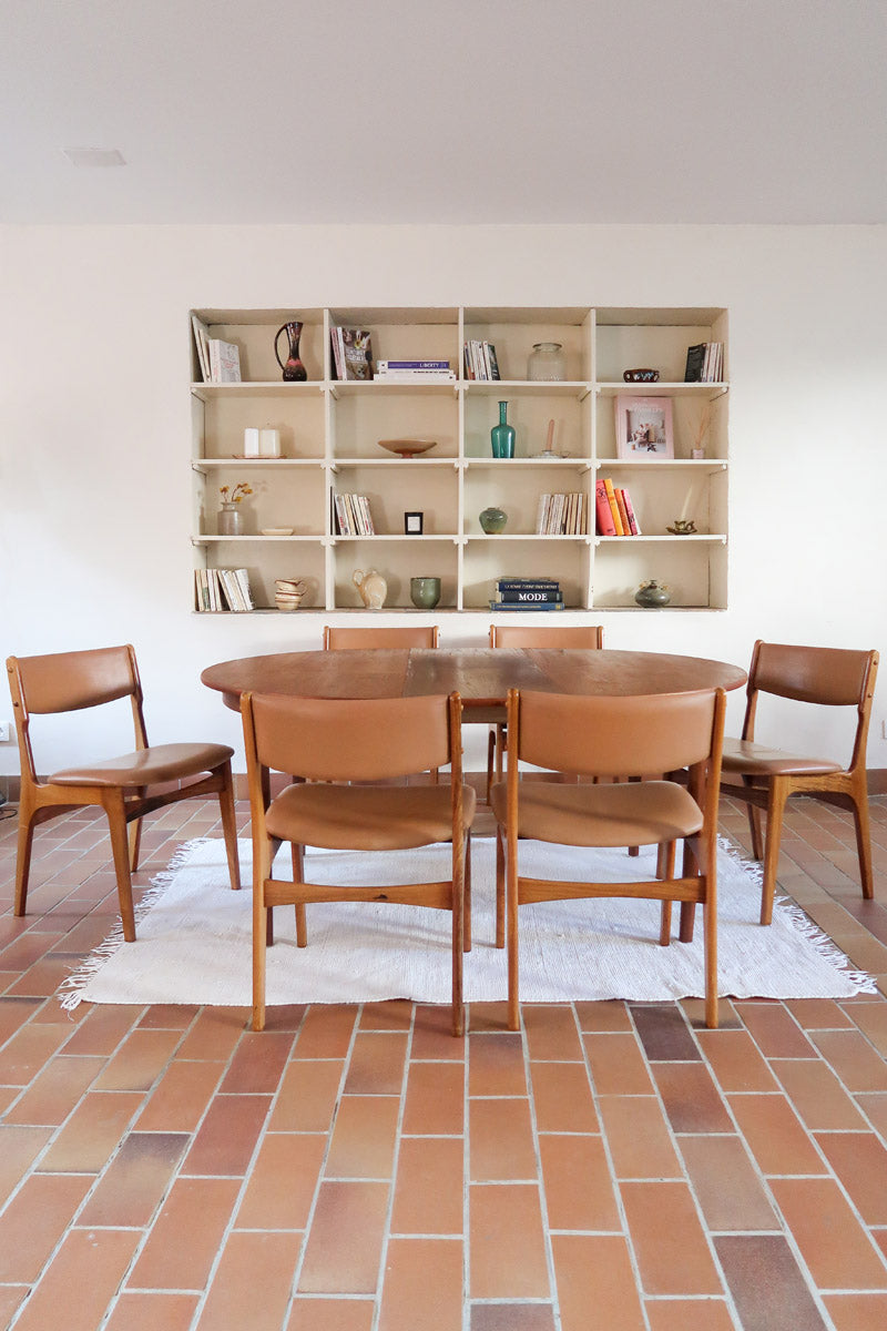 Lot de 6 chaises design danois en teck avec assise camel et dossier courbé, esprit Erik Buch.