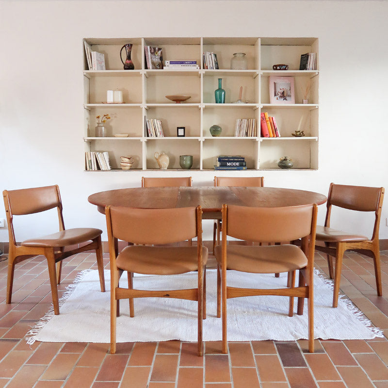 Lot de 6 chaises design danois en teck avec assise camel et dossier courbé, esprit Erik Buch.