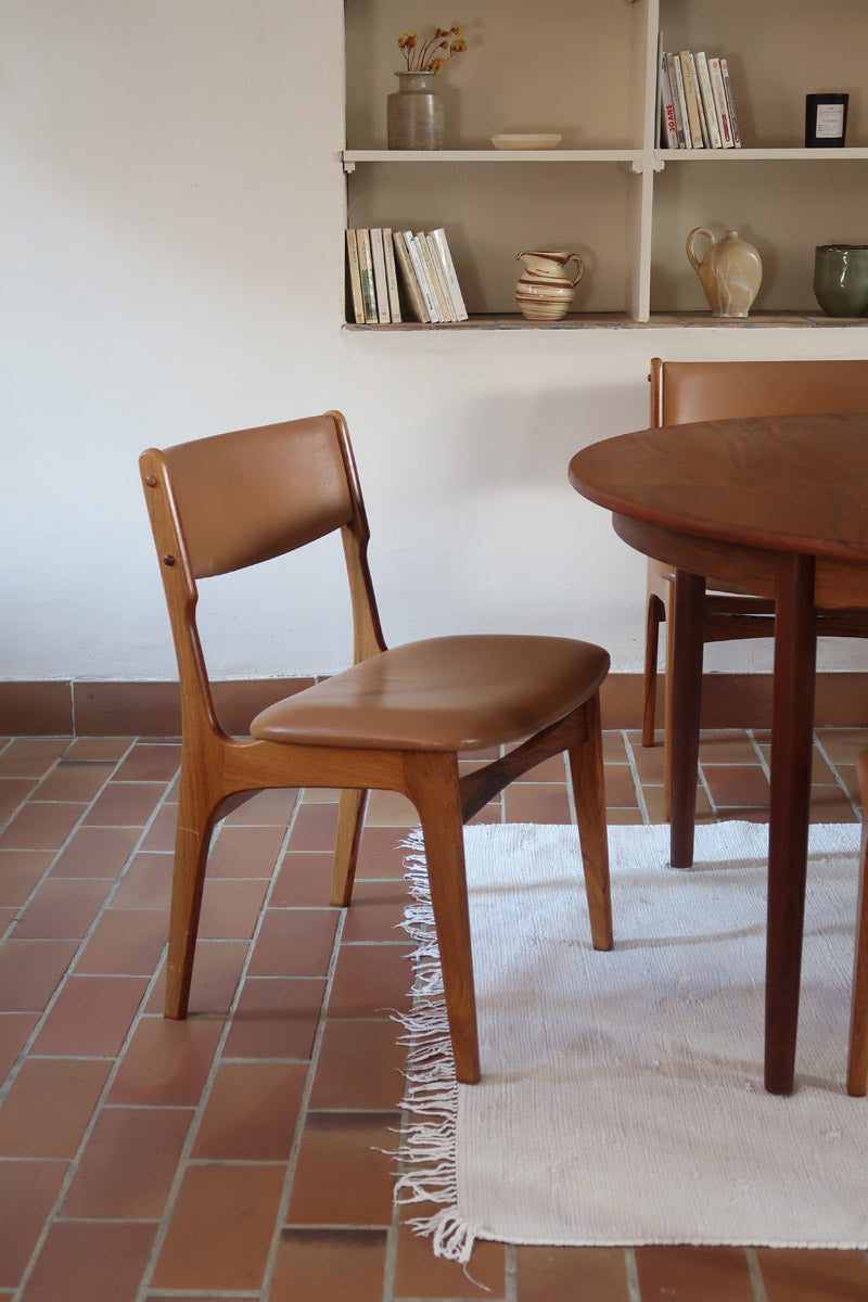 Lot de 6 chaises design danois en teck avec assise camel et dossier courbé, esprit Erik Buch.