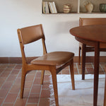 Lot de 6 chaises design danois en teck avec assise camel et dossier courbé, esprit Erik Buch.