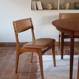Lot de 6 chaises design danois en teck avec assise camel et dossier courbé, esprit Erik Buch.