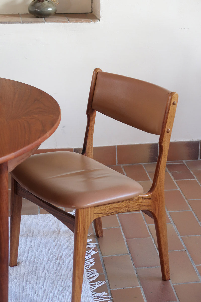 Lot de 6 chaises design danois en teck avec assise camel et dossier courbé, esprit Erik Buch.