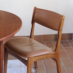Lot de 6 chaises design danois en teck avec assise camel et dossier courbé, esprit Erik Buch.