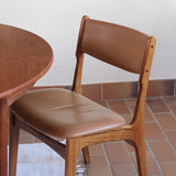 Lot de 6 chaises design danois en teck avec assise camel et dossier courbé, esprit Erik Buch.