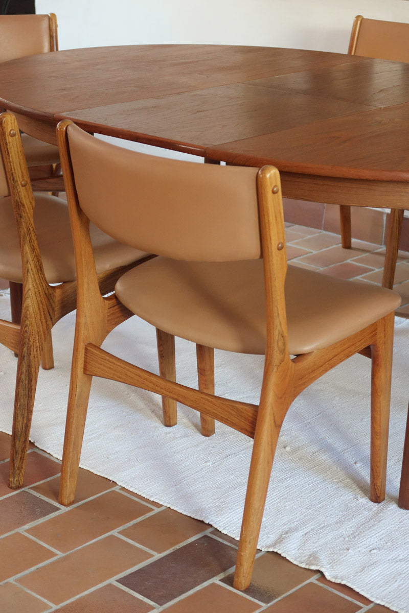 Lot de 6 chaises design danois en teck avec assise camel et dossier courbé, esprit Erik Buch.