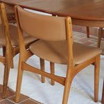 Lot de 6 chaises design danois en teck avec assise camel et dossier courbé, esprit Erik Buch.