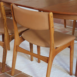 Lot de 6 chaises design danois en teck avec assise camel et dossier courbé, esprit Erik Buch.