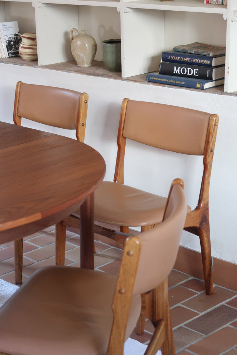Lot de 6 chaises design danois en teck avec assise camel et dossier courbé, esprit Erik Buch.