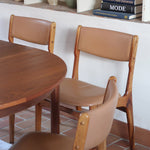 Lot de 6 chaises design danois en teck avec assise camel et dossier courbé, esprit Erik Buch.