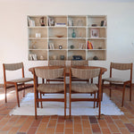 Lot de 6 chaises design danois en teck avec tissu beige rayé et dossier légèrement incurvé.