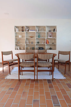 Lot de 6 chaises design danois en teck avec tissu beige rayé et dossier légèrement incurvé.