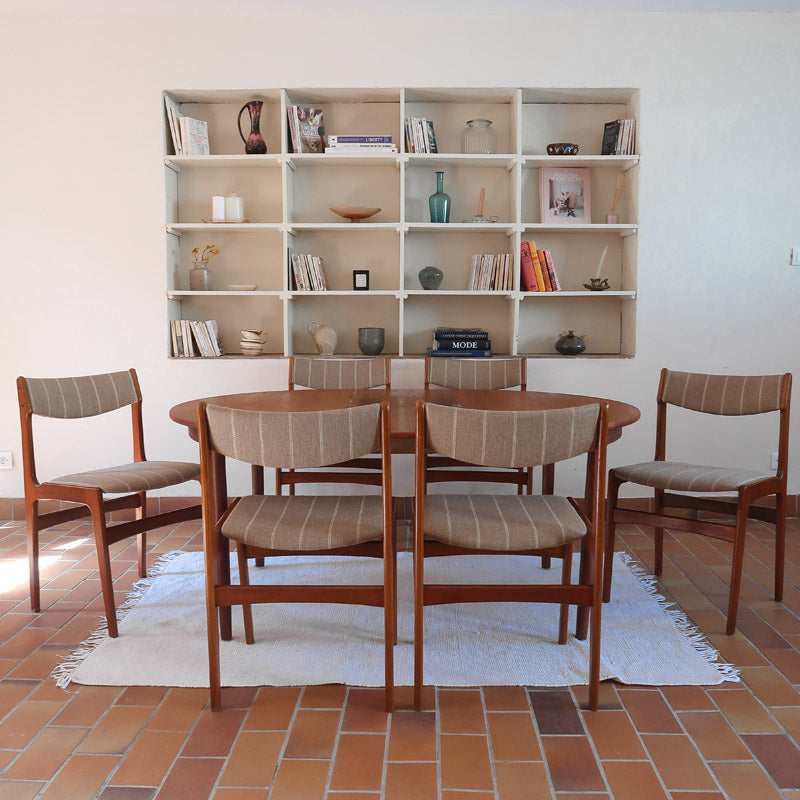 Lot de 6 chaises design danois en teck avec tissu beige rayé et dossier légèrement incurvé.