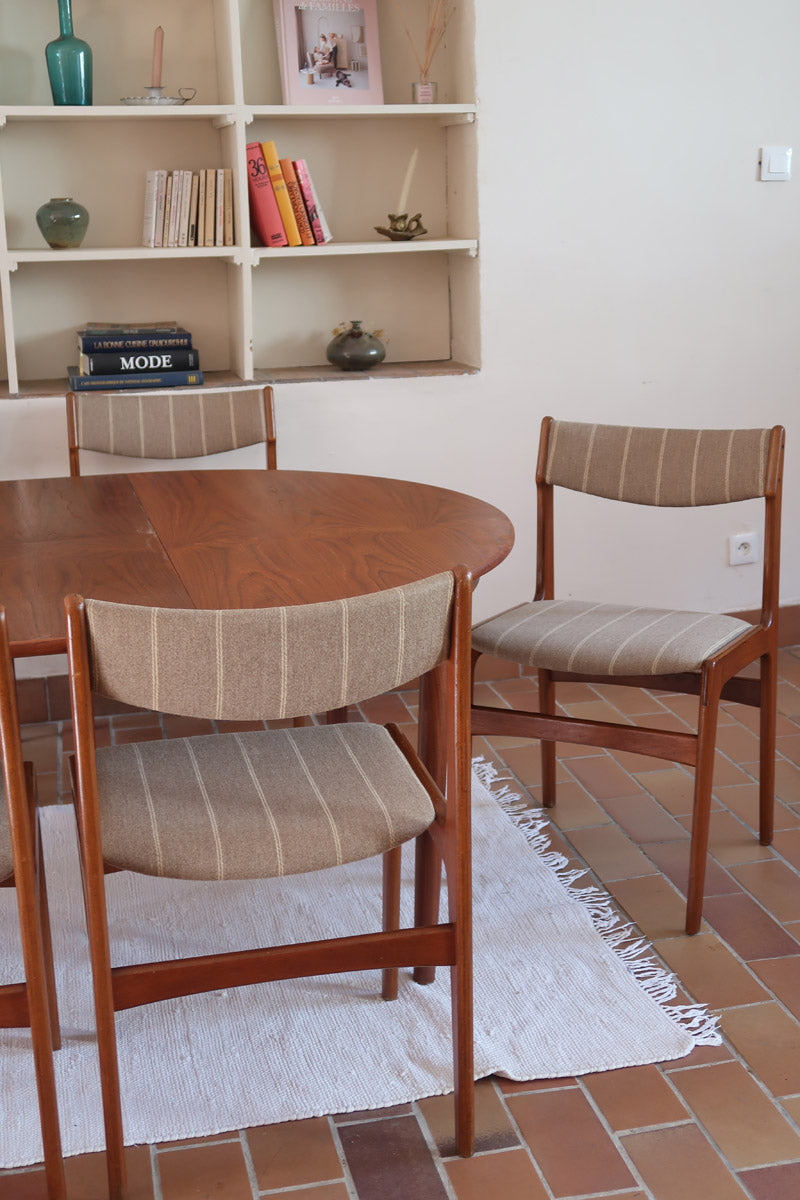 Lot de 6 chaises design danois en teck avec tissu beige rayé et dossier légèrement incurvé.