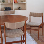 Lot de 6 chaises design danois en teck avec tissu beige rayé et dossier légèrement incurvé.