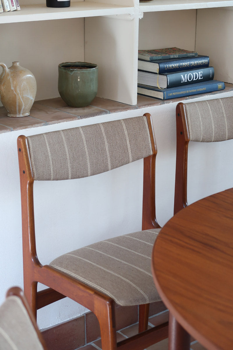 Lot de 6 chaises design danois en teck avec tissu beige rayé et dossier légèrement incurvé.