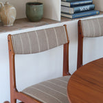 Lot de 6 chaises design danois en teck avec tissu beige rayé et dossier légèrement incurvé.