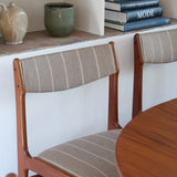 Lot de 6 chaises design danois en teck avec tissu beige rayé et dossier légèrement incurvé.