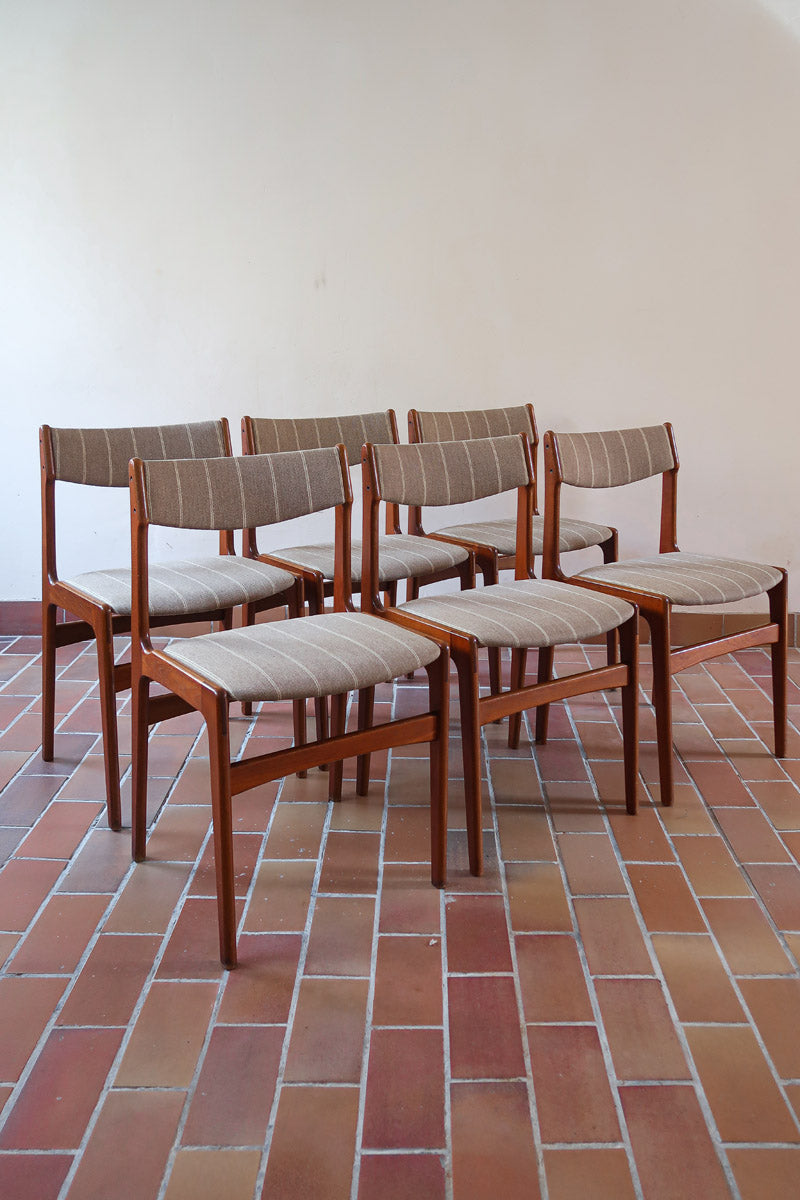 Lot de 6 chaises design danois en teck avec tissu beige rayé et dossier légèrement incurvé.