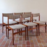 Lot de 6 chaises design danois en teck avec tissu beige rayé et dossier légèrement incurvé.