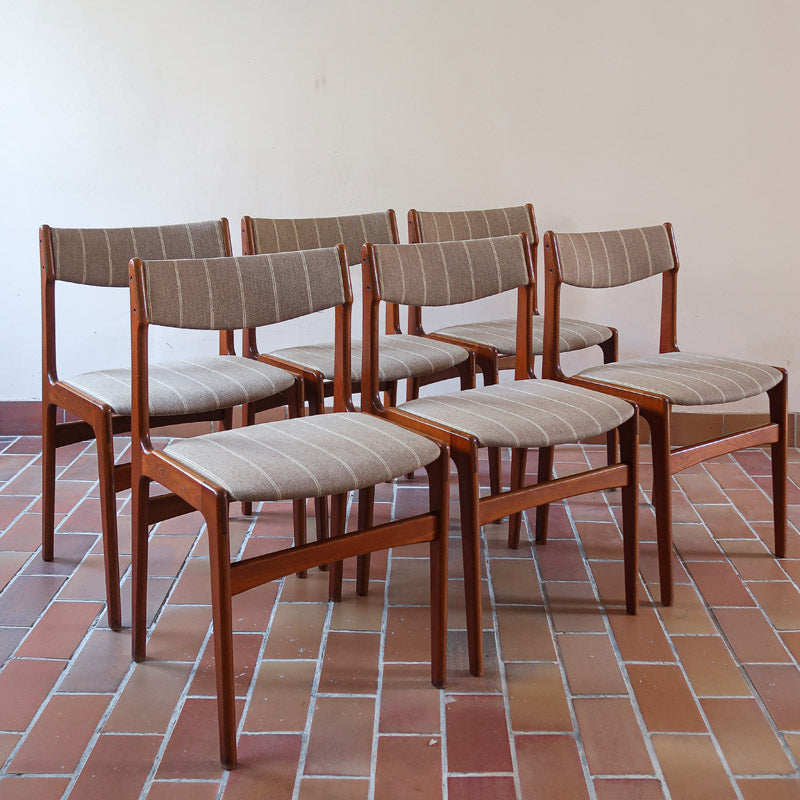 Lot de 6 chaises design danois en teck avec tissu beige rayé et dossier légèrement incurvé.