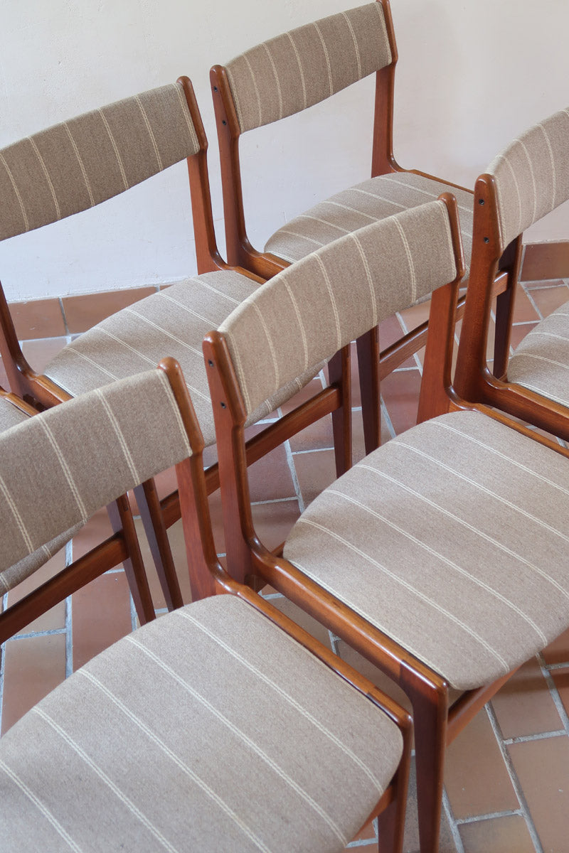 Lot de 6 chaises design danois en teck avec tissu beige rayé et dossier légèrement incurvé.
