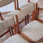 Lot de 6 chaises design danois en teck avec tissu beige rayé et dossier légèrement incurvé.