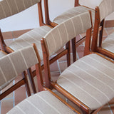 Lot de 6 chaises design danois en teck avec tissu beige rayé et dossier légèrement incurvé.
