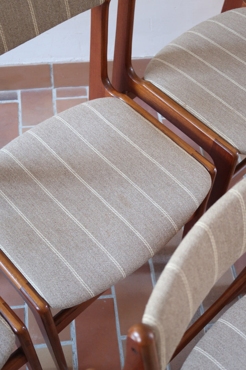 Lot de 6 chaises design danois en teck avec tissu beige rayé et dossier légèrement incurvé.