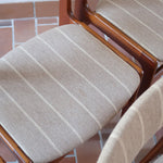 Lot de 6 chaises design danois en teck avec tissu beige rayé et dossier légèrement incurvé.