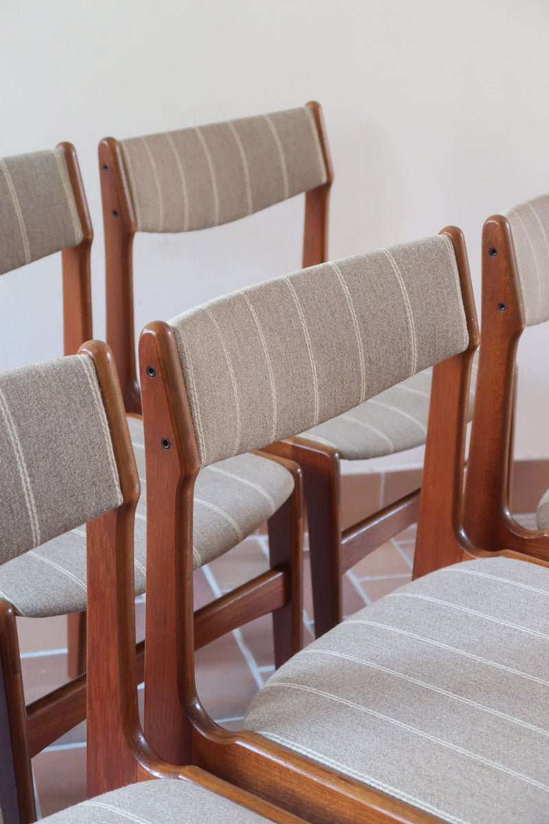 Lot de 6 chaises design danois en teck avec tissu beige rayé et dossier légèrement incurvé.