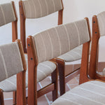 Lot de 6 chaises design danois en teck avec tissu beige rayé et dossier légèrement incurvé.