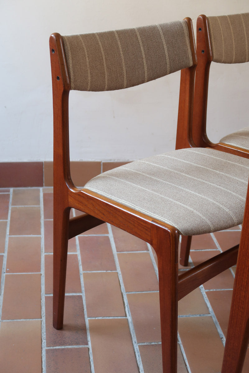 Lot de 6 chaises design danois en teck avec tissu beige rayé et dossier légèrement incurvé.
