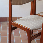 Lot de 6 chaises design danois en teck avec tissu beige rayé et dossier légèrement incurvé.