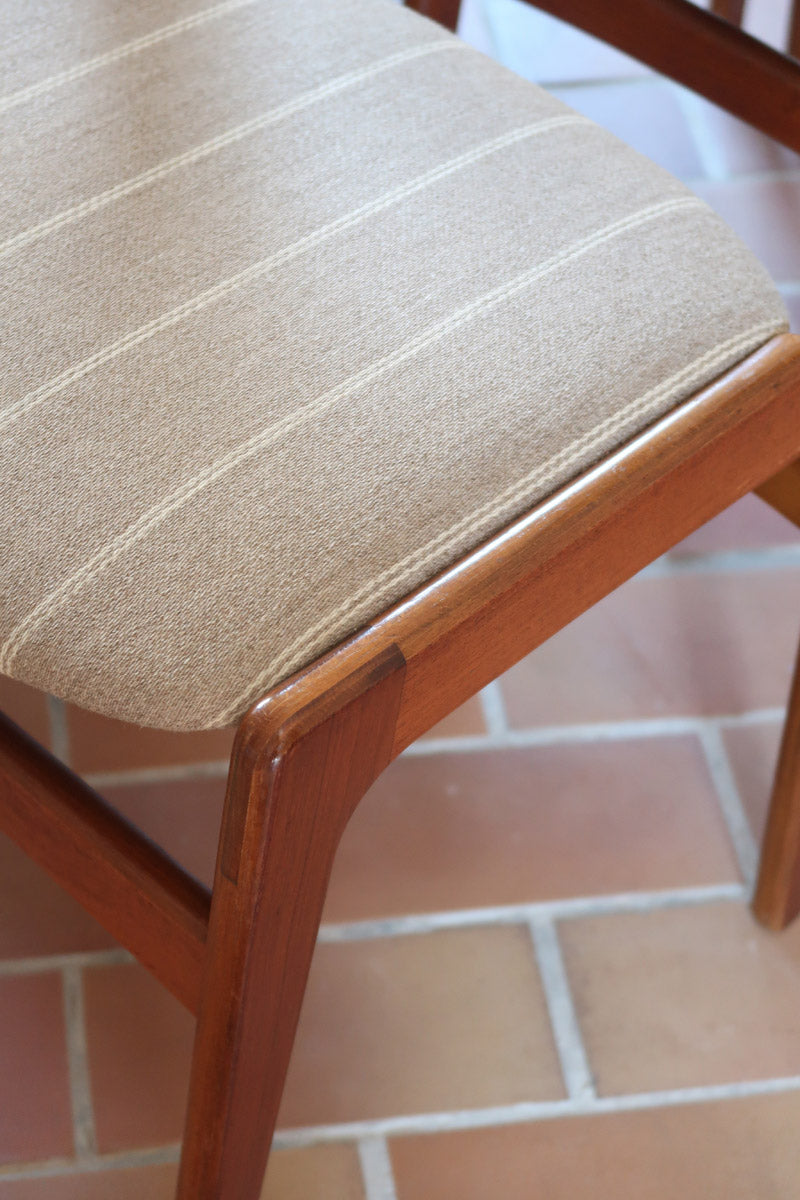 Lot de 6 chaises design danois en teck avec tissu beige rayé et dossier légèrement incurvé.