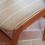 Lot de 6 chaises design danois en teck avec tissu beige rayé et dossier légèrement incurvé.