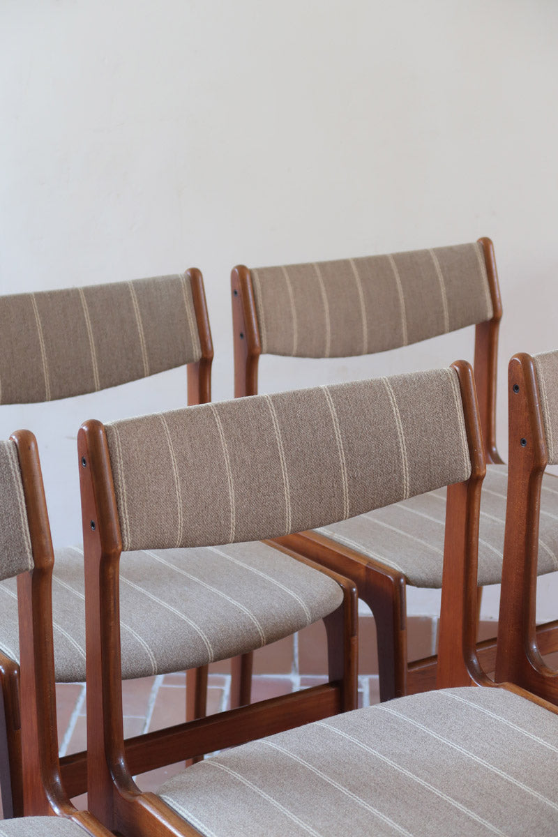 Lot de 6 chaises design danois en teck avec tissu beige rayé et dossier légèrement incurvé.