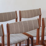 Lot de 6 chaises design danois en teck avec tissu beige rayé et dossier légèrement incurvé.