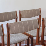 Lot de 6 chaises design danois en teck avec tissu beige rayé et dossier légèrement incurvé.